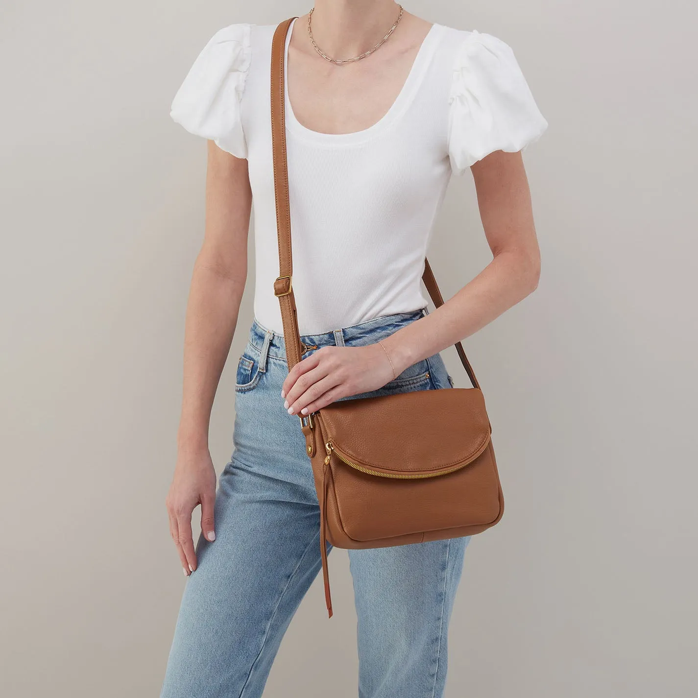 Fern Messenger Crossbody In Pebbled Leather - Warm Honey
