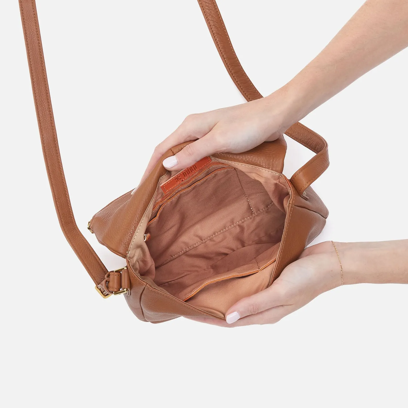 Fern Messenger Crossbody In Pebbled Leather - Warm Honey