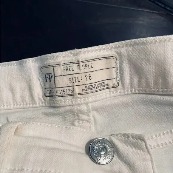 FREE PEOPLE BUSTED KNEE HIGH WAIST SKINNY JEANS SIZE 26 OFF WHITE
