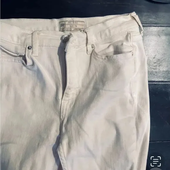 FREE PEOPLE BUSTED KNEE HIGH WAIST SKINNY JEANS SIZE 26 OFF WHITE