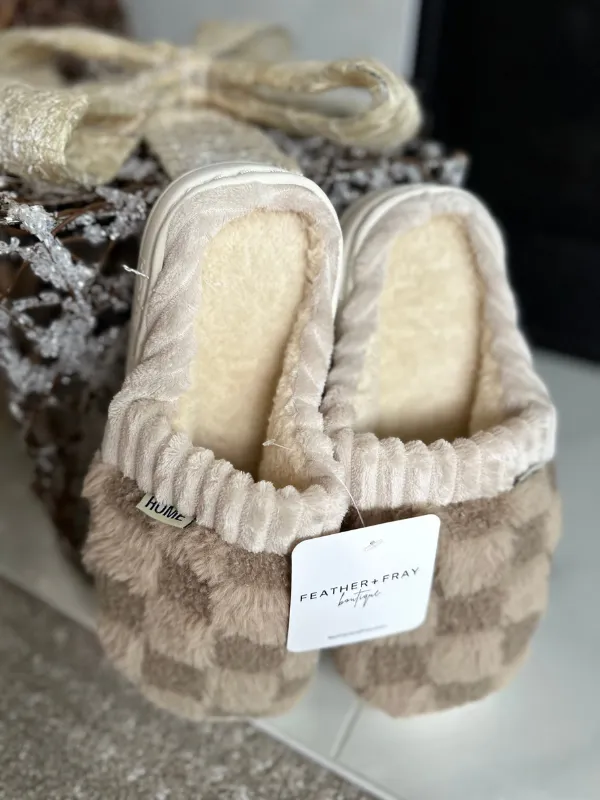 FUZZY CHECKERED SLIPPERS - COFFEE