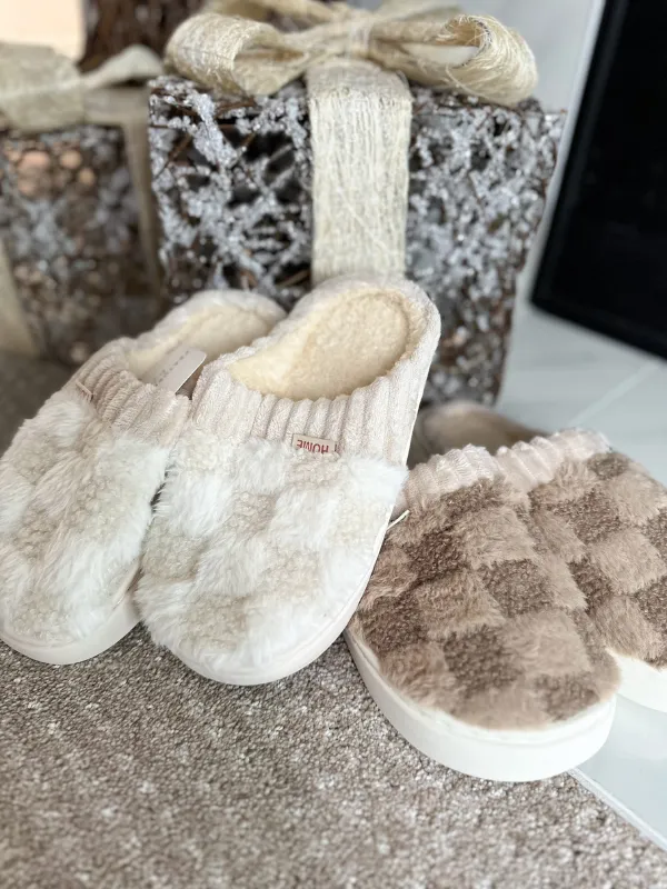 FUZZY CHECKERED SLIPPERS - WHITE
