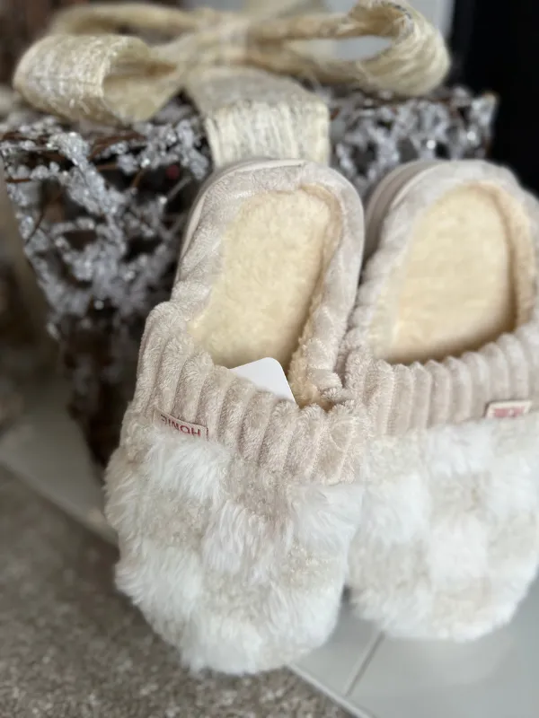 FUZZY CHECKERED SLIPPERS - WHITE