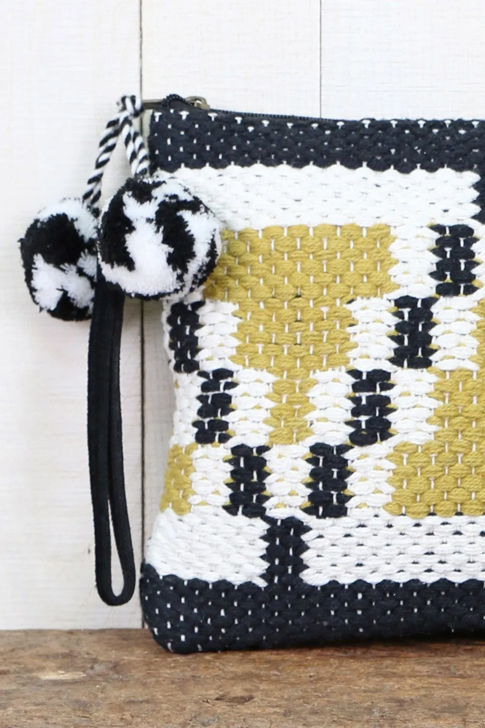 HB25 LOOMED PYRAMID CLUTCH BAG