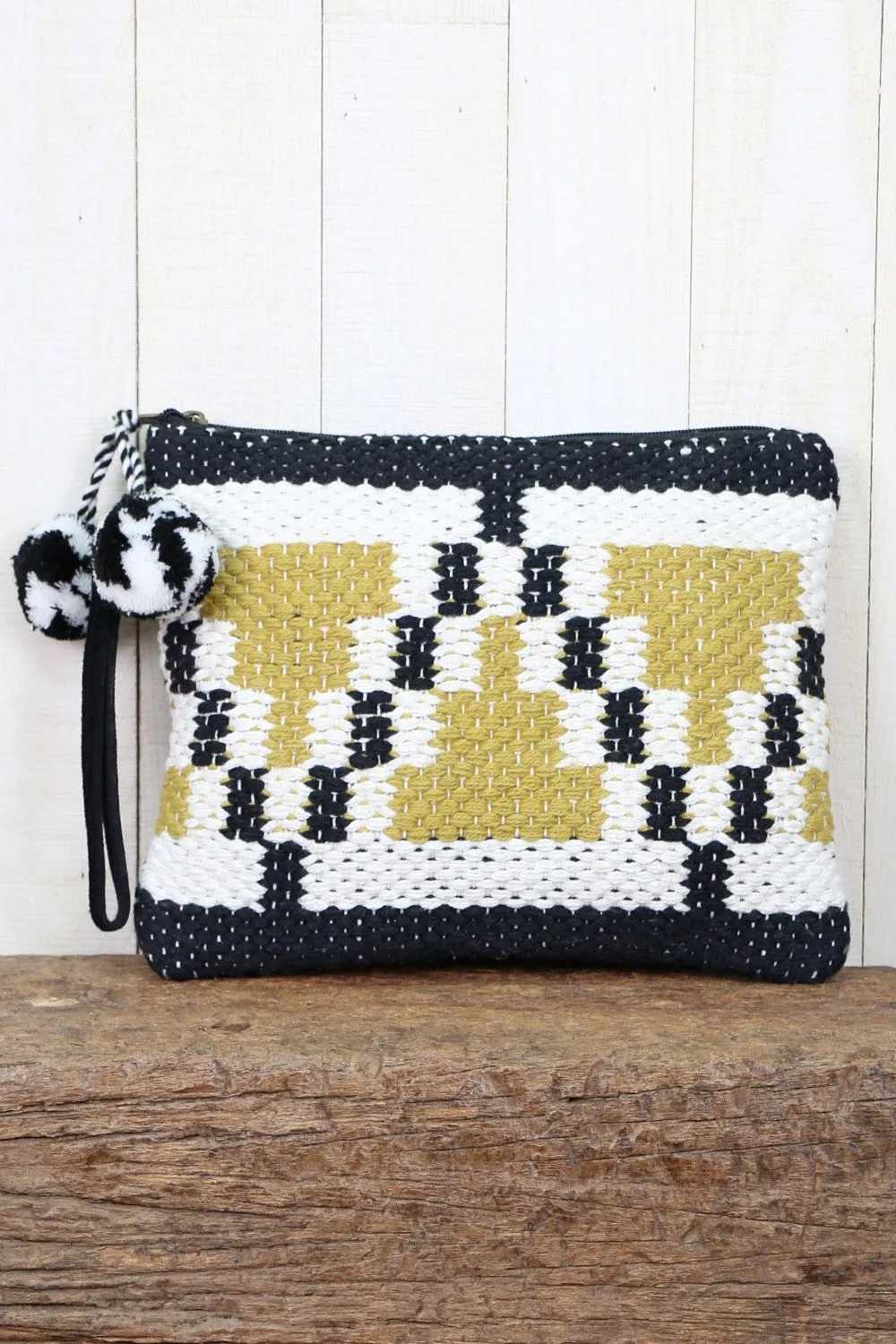 HB25 LOOMED PYRAMID CLUTCH BAG