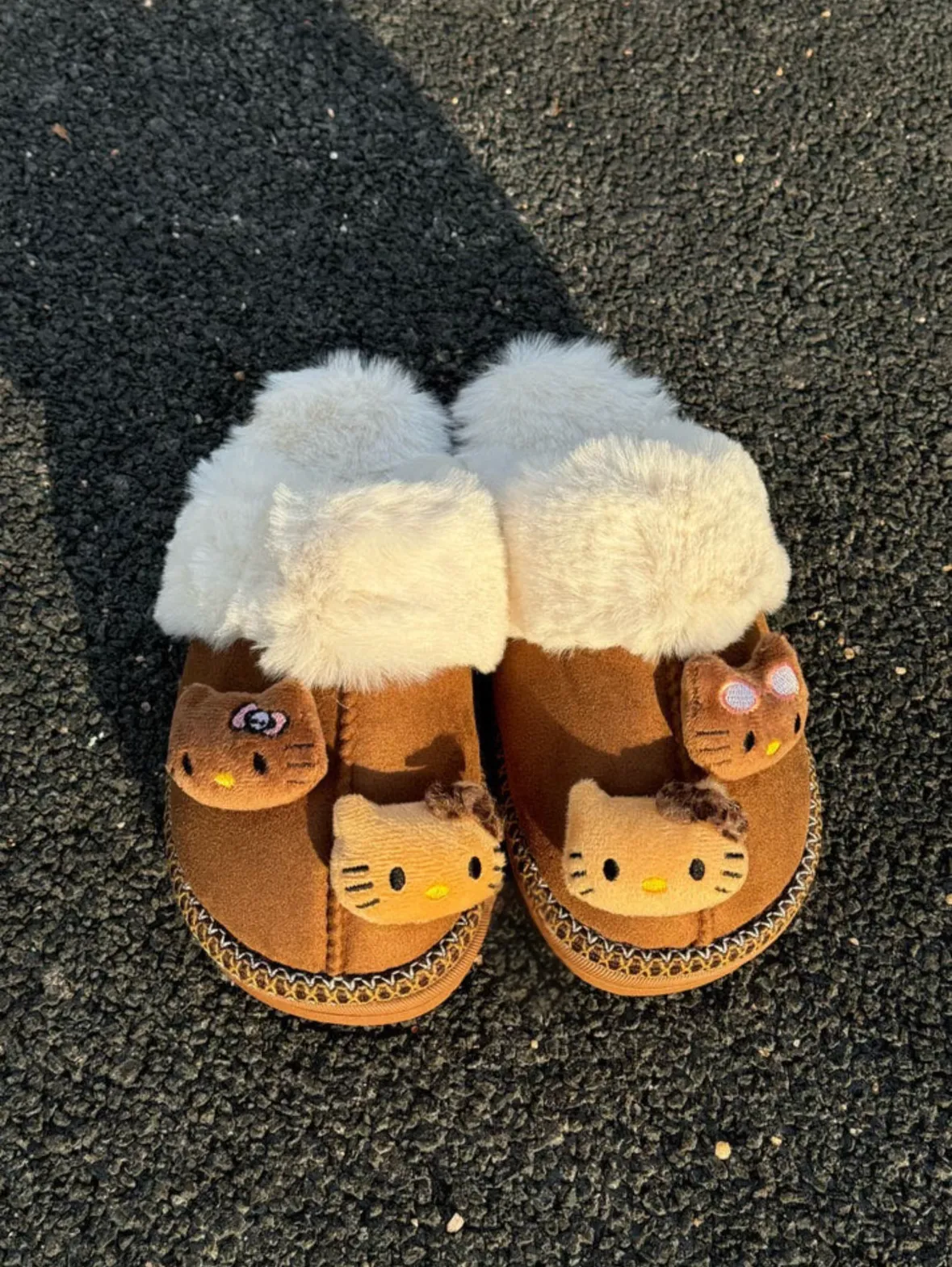 HELLO KITTY FUZZY SLIPPERS