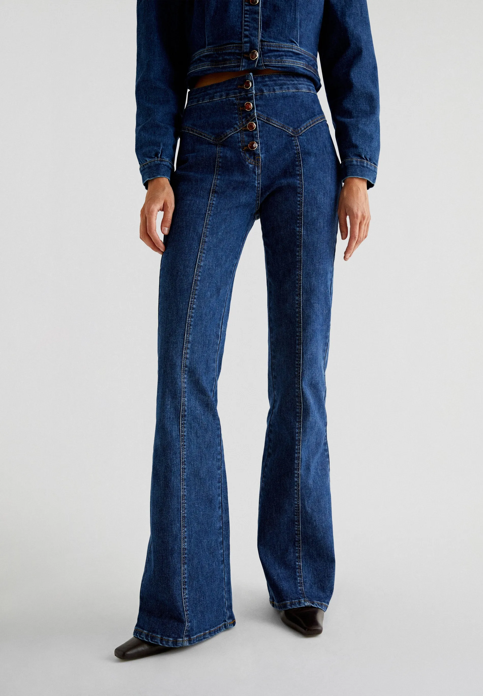 JEANS BOOTCUT COM BOTÕES
