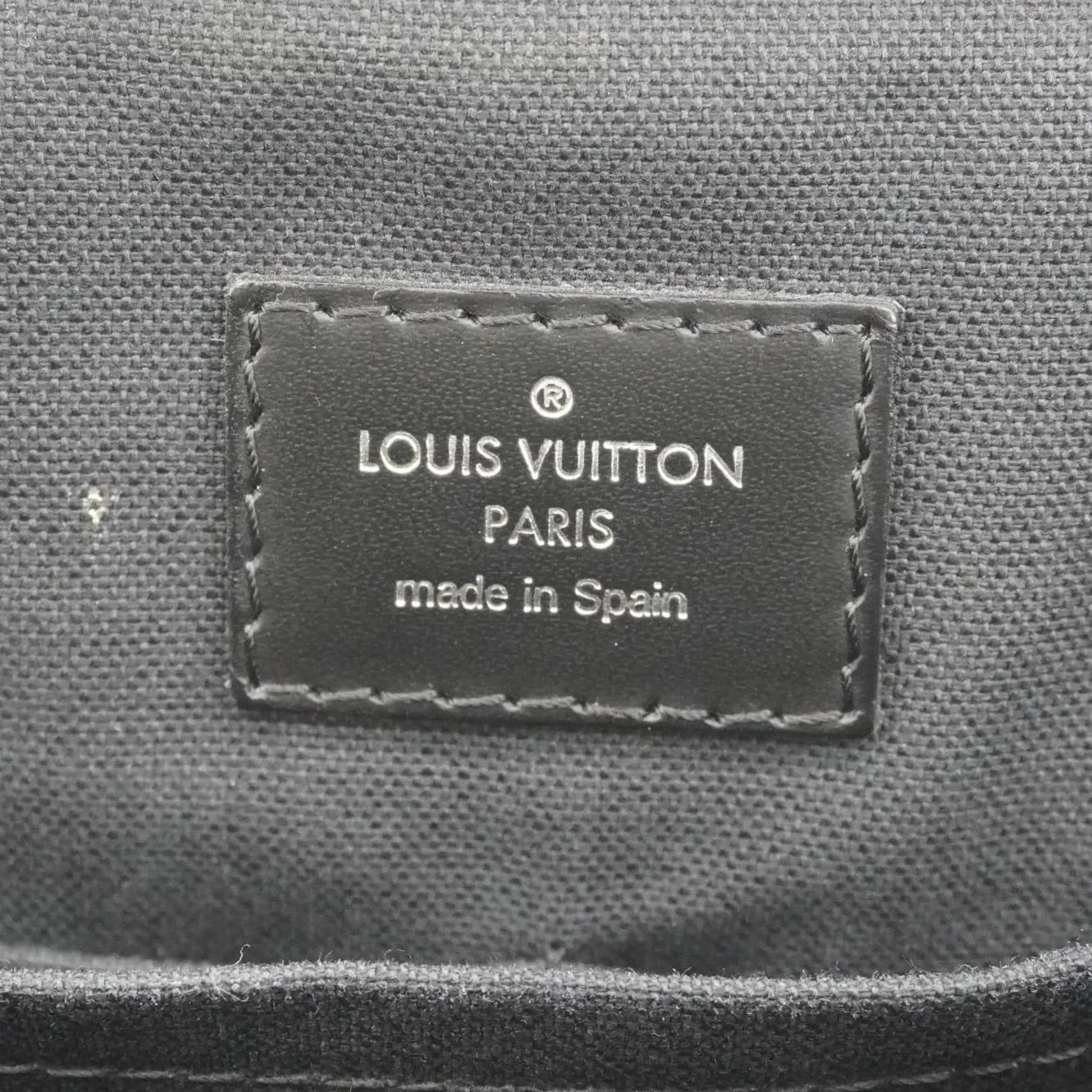 LOUIS VUITTON District Messenger Damier Graphite Messenger Bag Black