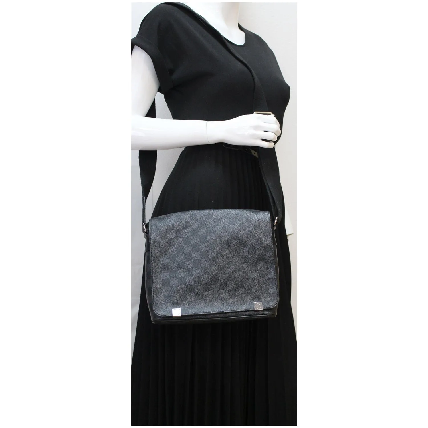 LOUIS VUITTON District MM Damier Graphite Messenger Bag Black