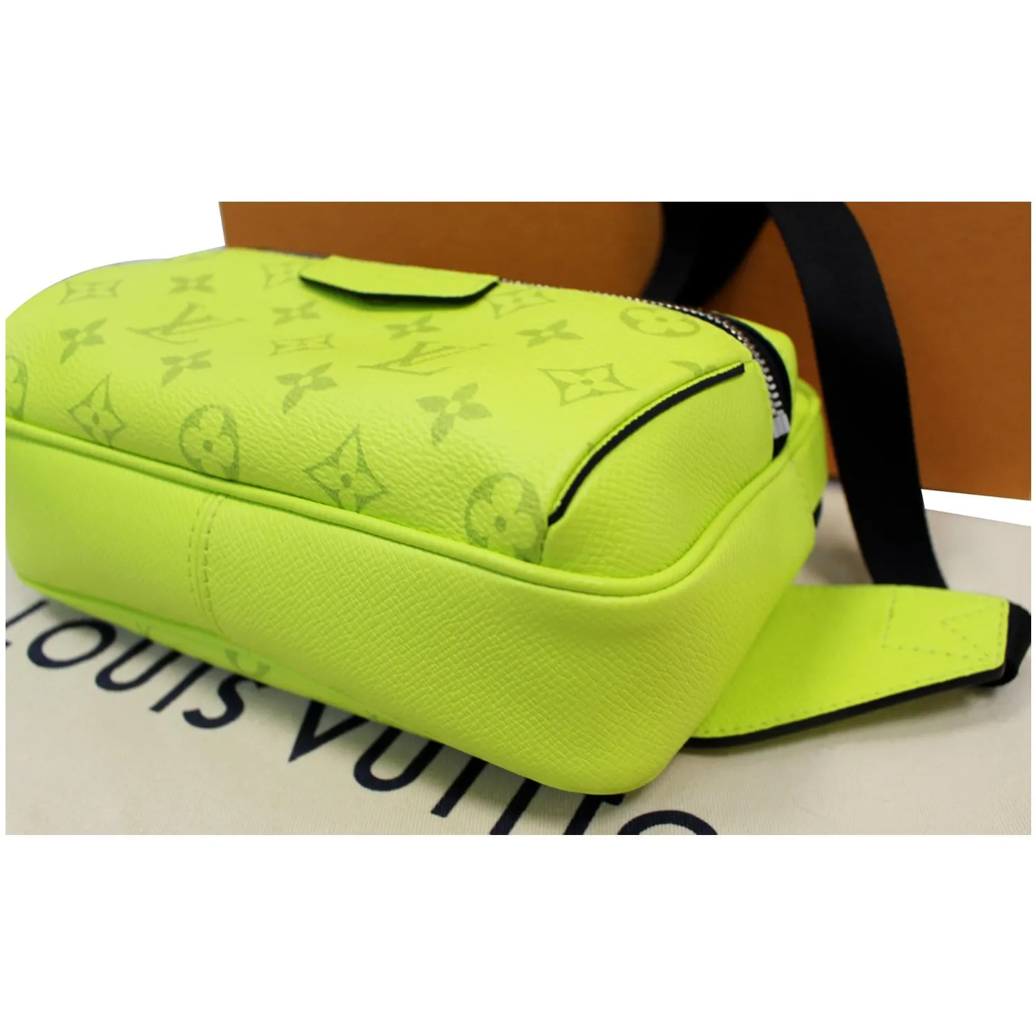 LOUIS VUITTON Outdoor Taiga Monogram Bahia Bumbag Lime Green