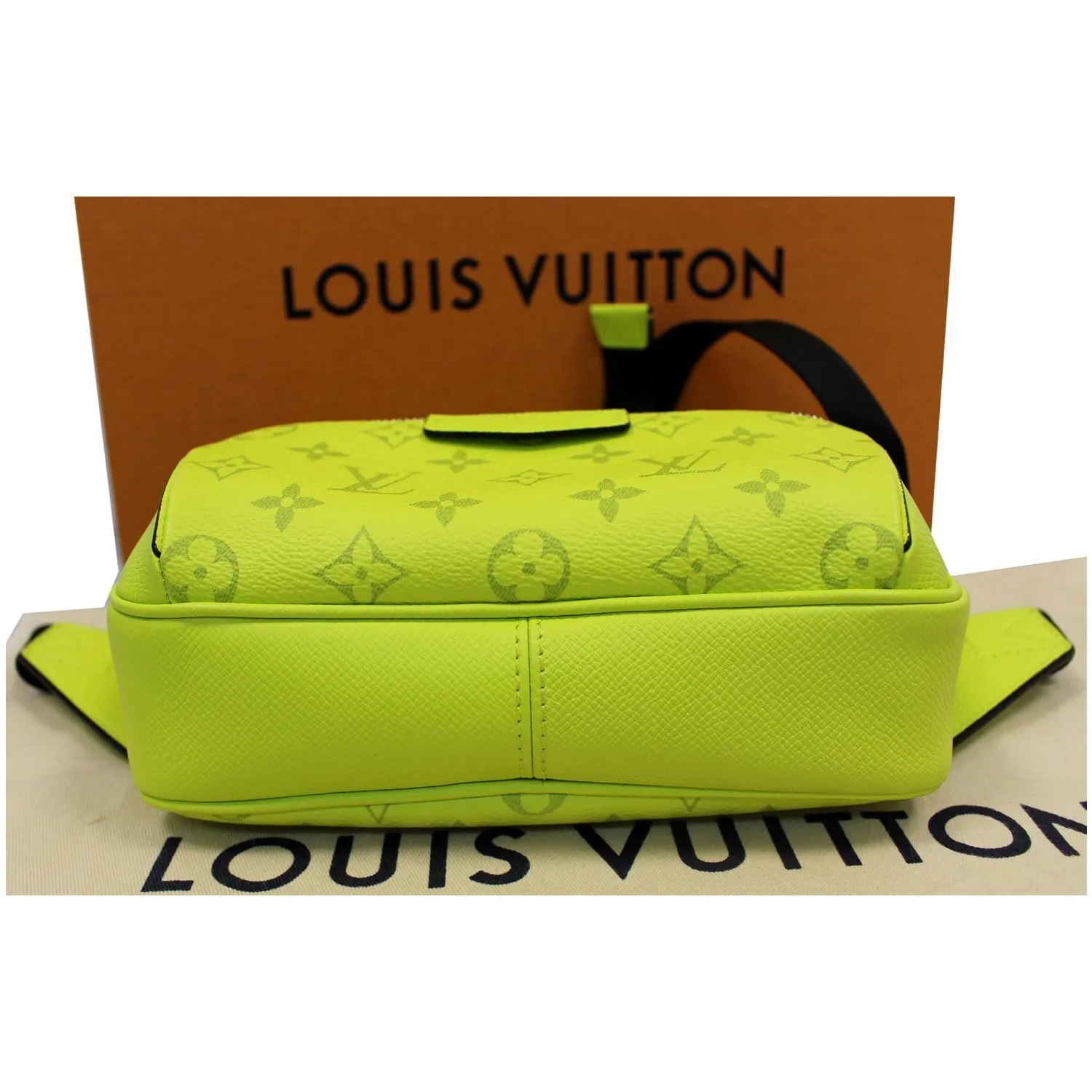 LOUIS VUITTON Outdoor Taiga Monogram Bahia Bumbag Lime Green