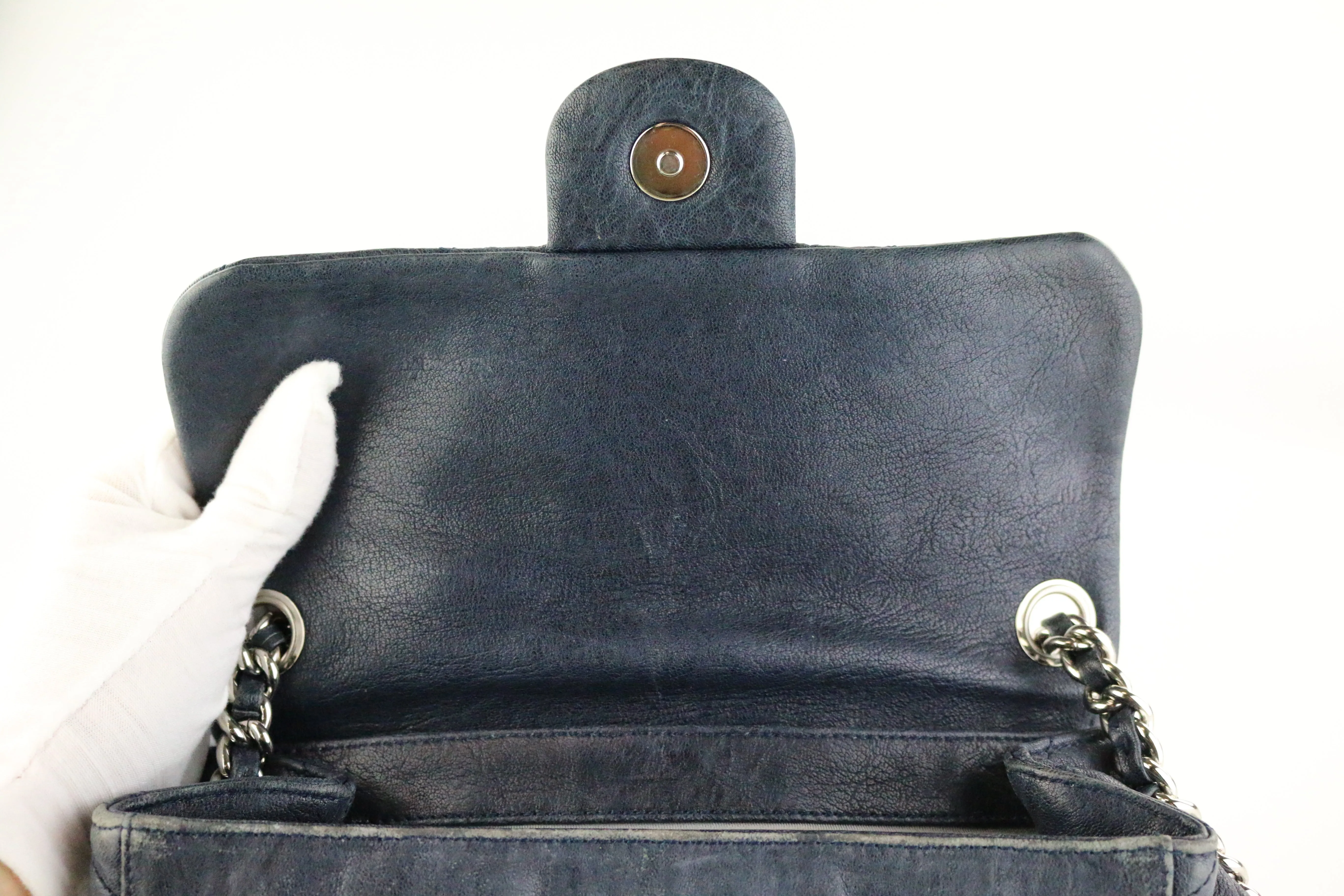 Navy Medium Chain Around Messenger