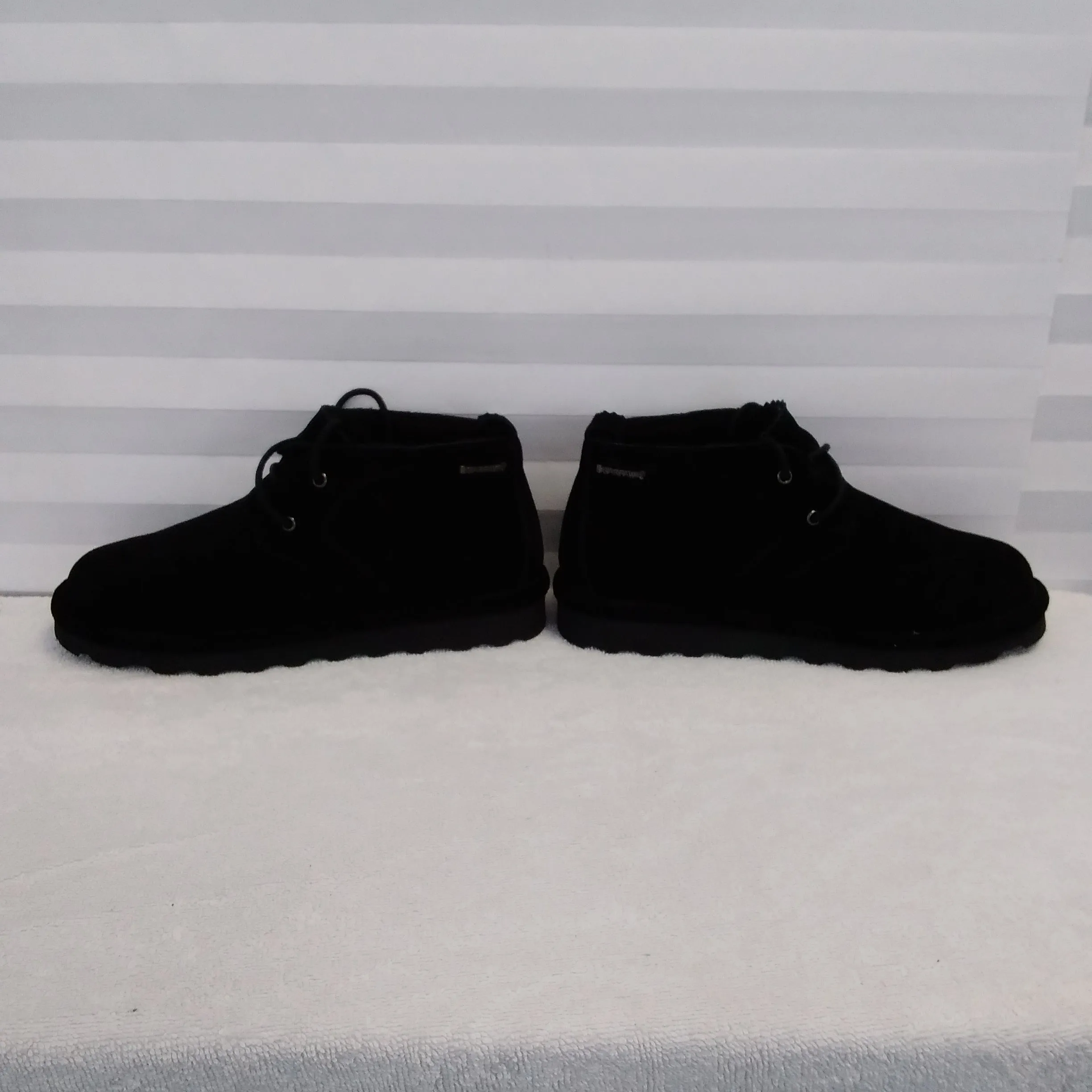 NIB - BEARPAW Women's Black Skye Chukka Boots - Size 10