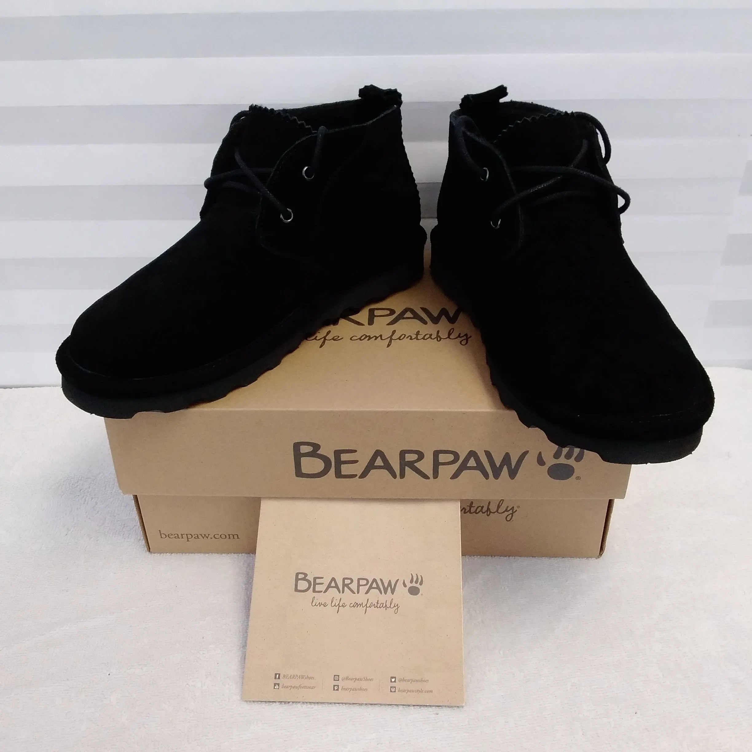 NIB - BEARPAW Women's Black Skye Chukka Boots - Size 10