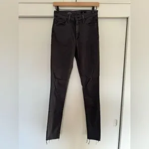 NWOT AG Mila High Rise Skinny 26