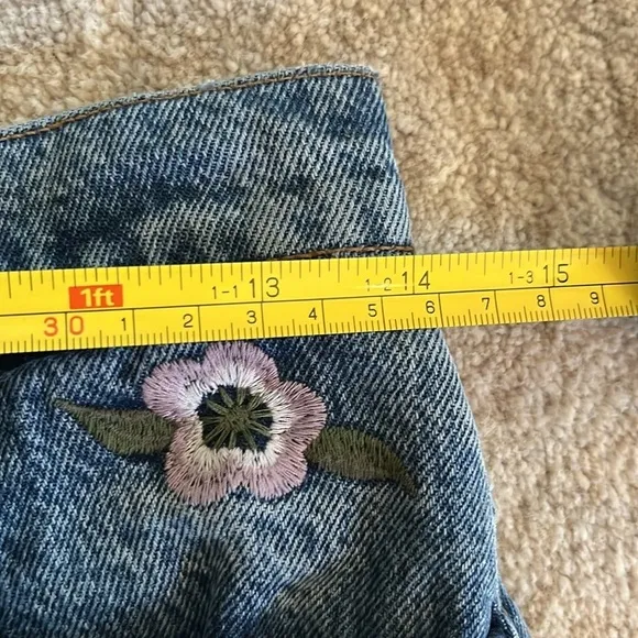 NWT. Reformation Charlie High Rise Fauna Embroidered Denim Jean Short Size 25