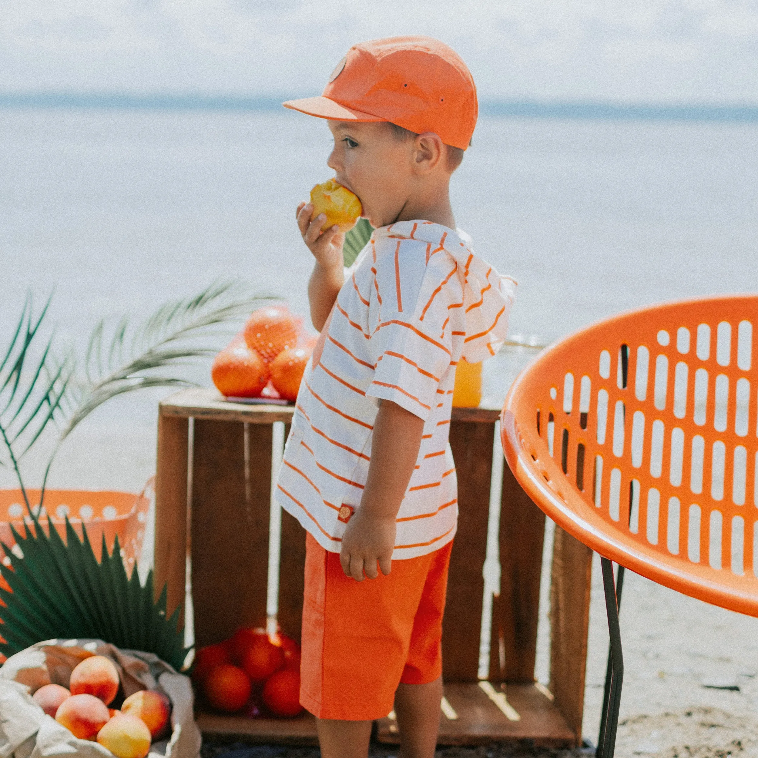 T-shirt à capuchon et manches courtes blanc et orange rayé avec illustration, bébé || White and orange stripes short sleeves hooded t-shirt with print, baby