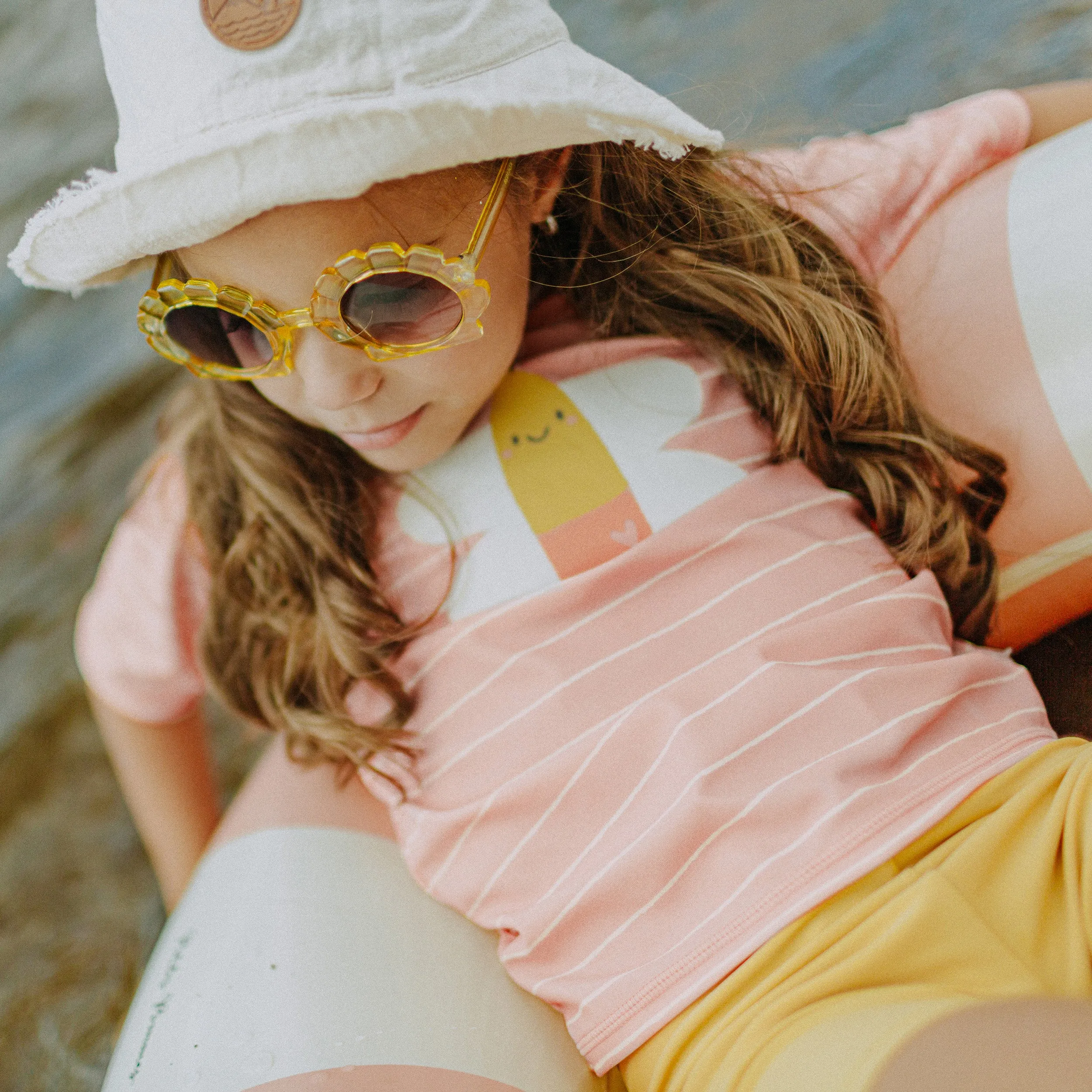 T-shirt de bain rose ligné avec un papillon à manches courtes, enfant || Pink short sleeved bathing t-shirt striped with a butterfly, child
