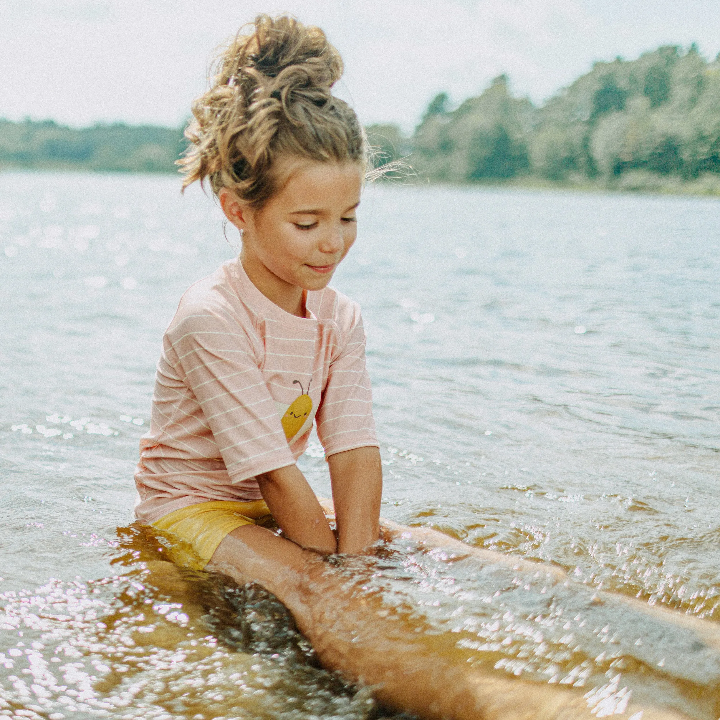 T-shirt de bain rose ligné avec un papillon à manches courtes, enfant || Pink short sleeved bathing t-shirt striped with a butterfly, child