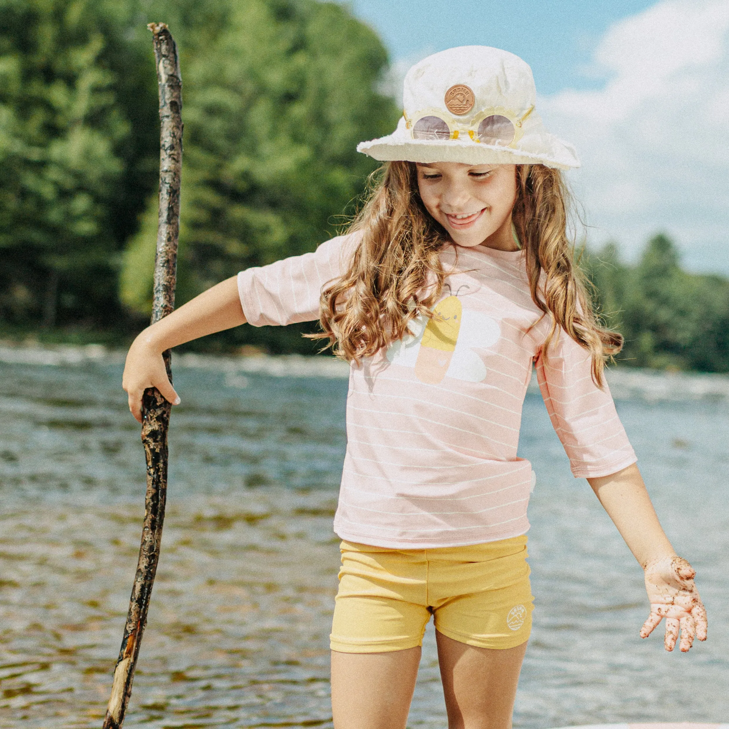 T-shirt de bain rose ligné avec un papillon à manches courtes, enfant || Pink short sleeved bathing t-shirt striped with a butterfly, child