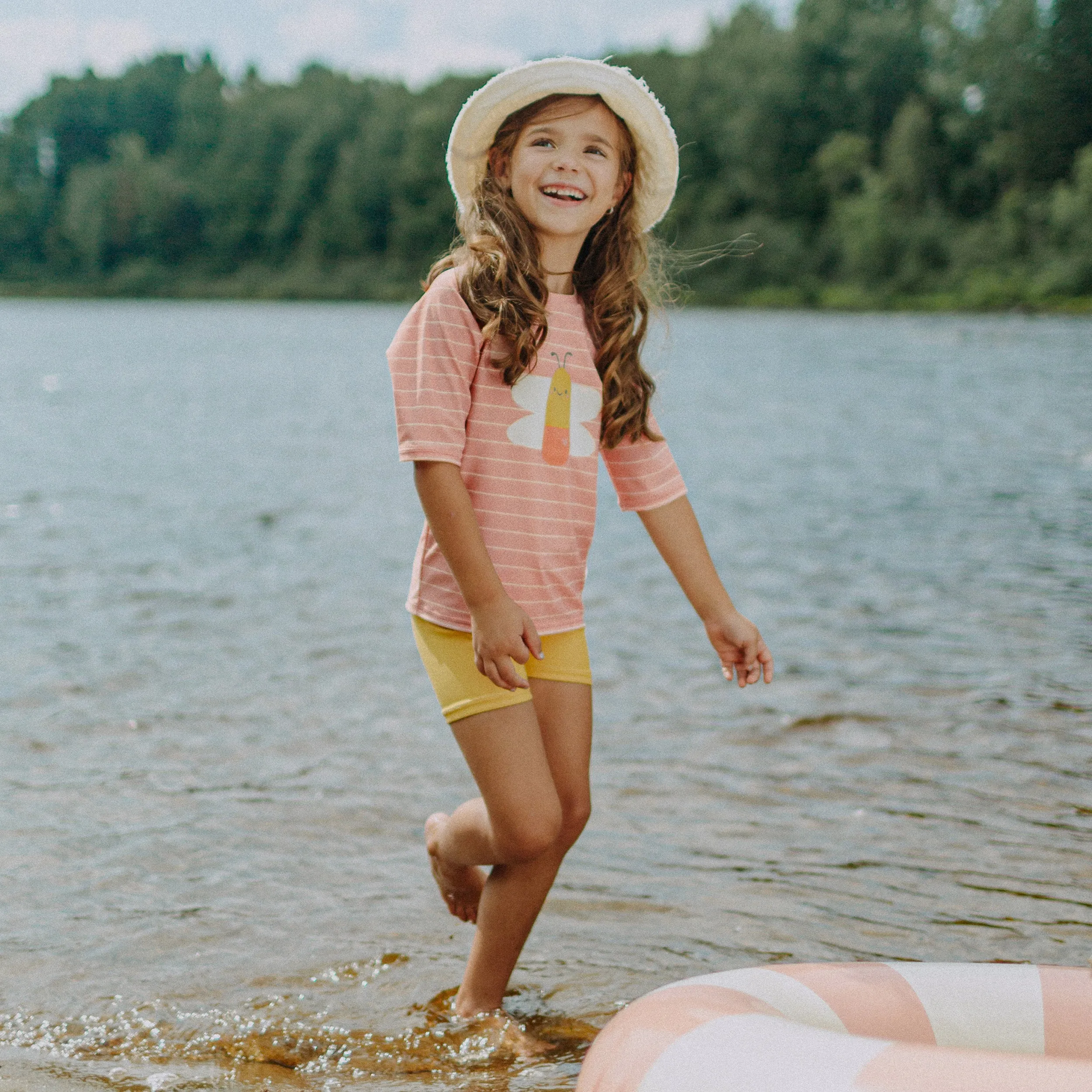 T-shirt de bain rose ligné avec un papillon à manches courtes, enfant || Pink short sleeved bathing t-shirt striped with a butterfly, child