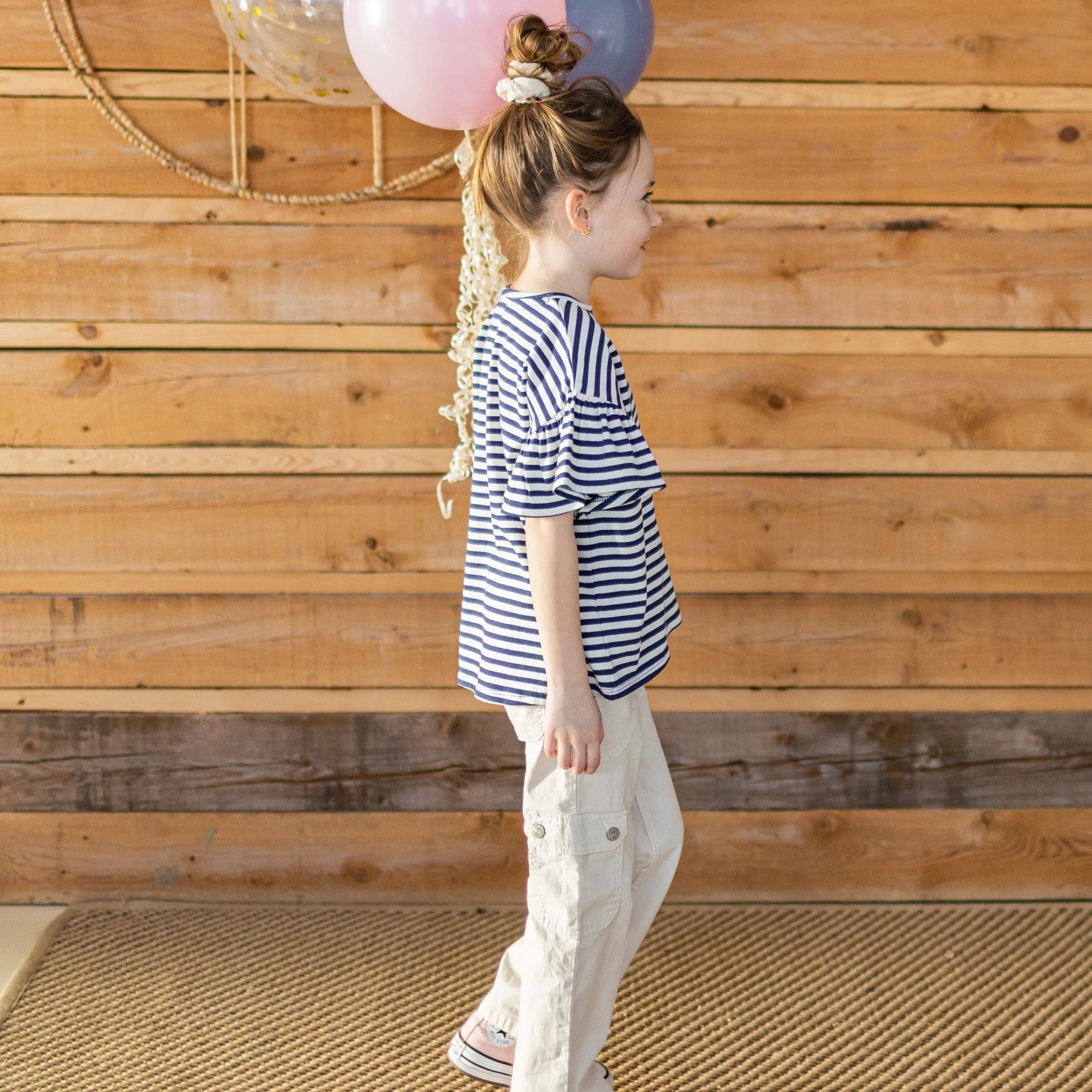 T-shirt à manches courtes de coupe décontractée blanc et marine rayé, enfant || White and navy striped short sleeves relaxed fit t-shirt, child