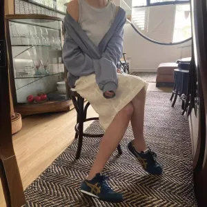 V-neck sweatshirt skirt