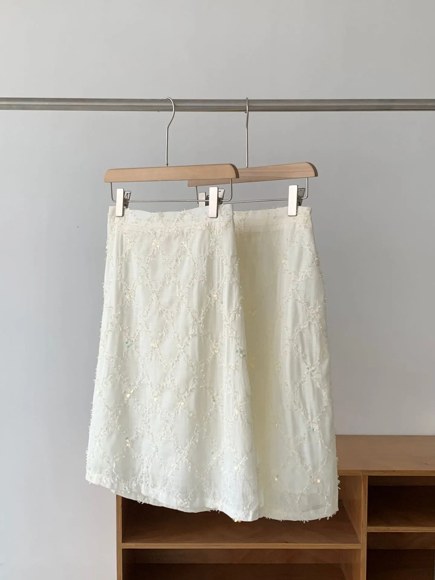 V-neck sweatshirt skirt