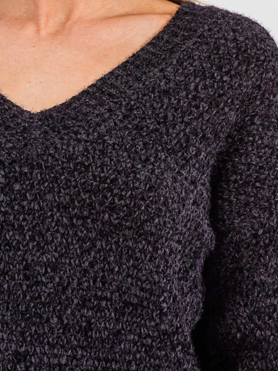 WOMEN'S LONG SLEEVE V-NECK PULLOVER SWEATER